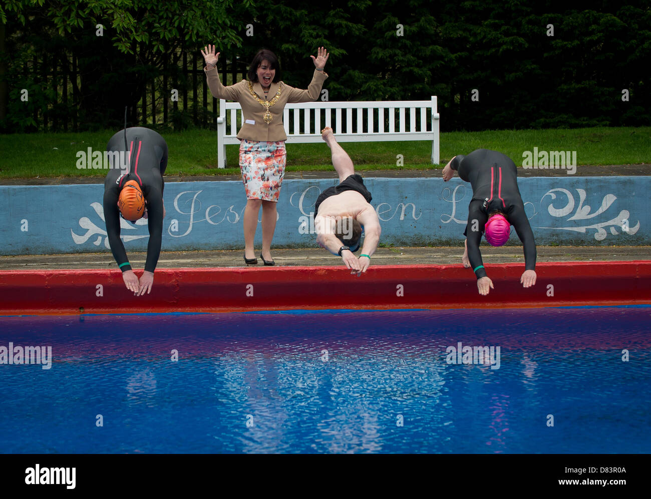 L'ouverture de la saison de Jesus Green Lido Cambridge l'une des plus anciennes piscines en plein air d'Europe à 100 mètres de long. La piscine extérieure sur Jésus Green est 90 ans cette année et a été inauguré aujourd'hui par le maire de Cambridge, Sheila Stuart, qui a également pris un bain dans la piscine. La température de l'eau était de 13 degrés. L-R Pic Jenny Gibson, le maire de Cambridge, Sheila Stuart , Dave Willams et Charolyn Stewart les trois premiers dans de l'eau. Banque D'Images