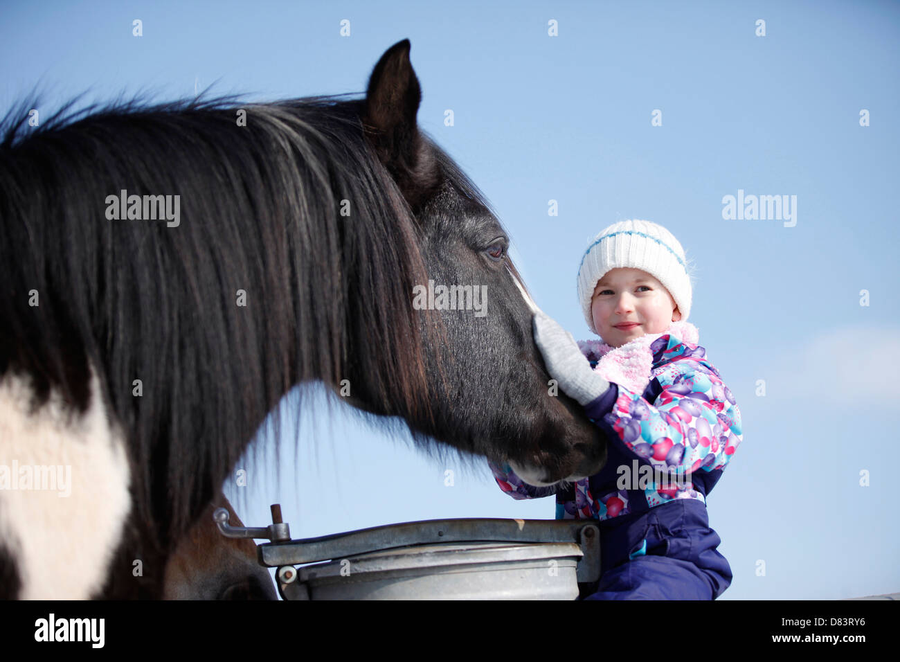 fille avec poney Banque D'Images