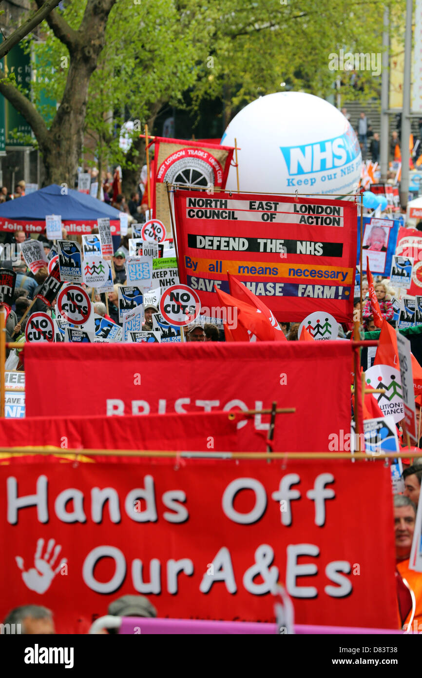 Londres, Royaume-Uni. Le 18 mai 2013. Les manifestants soutenant le Service national de santé contre les coupures à la défendre Londres's NHS Démonstration, Londres, Angleterre Crédit : Paul Brown / Alamy Live News Banque D'Images