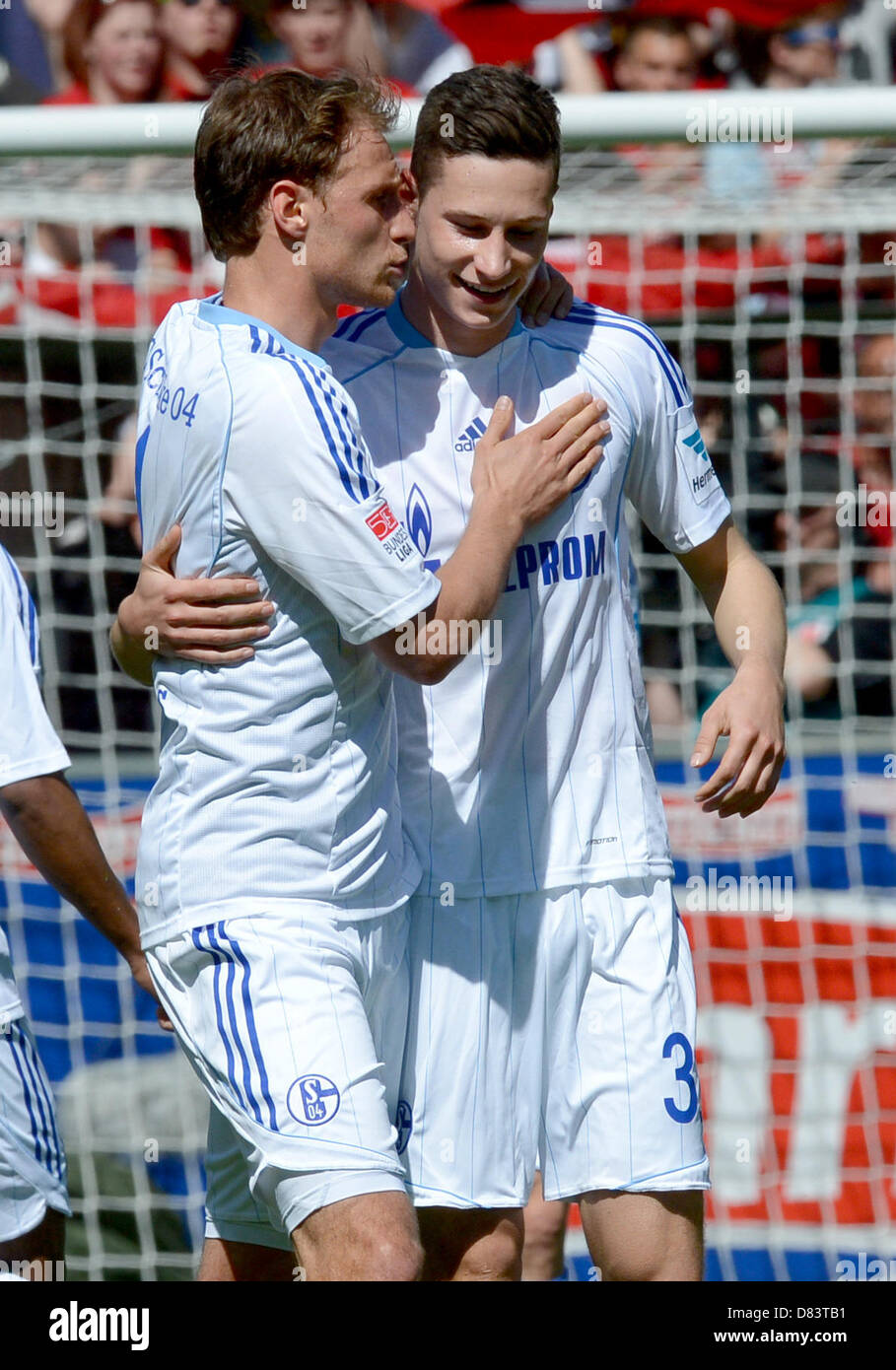 Schalke Benedikt Hoewedes's (L) et Julian Draxler cheer après le 1-0 but durant le match de football de la Bundesliga entre Fribourg et le FC Schalke 04 mage au stade solaire à Freiburg, Allemagne, 18 mai 2013. Photo : PATRICK SEEGER (ATTENTION : EMBARGO SUR LES CONDITIONS ! Le LDF permet la poursuite de l'utilisation de jusqu'à 15 photos uniquement (pas de photos ou vidéo-sequntial série similaire d'images admis) via internet et les médias en ligne pendant le match (y compris la mi-temps), prises à partir de l'intérieur du stade et/ou avant le début du match. Le LDF permet la transmission sans restriction de rec Banque D'Images