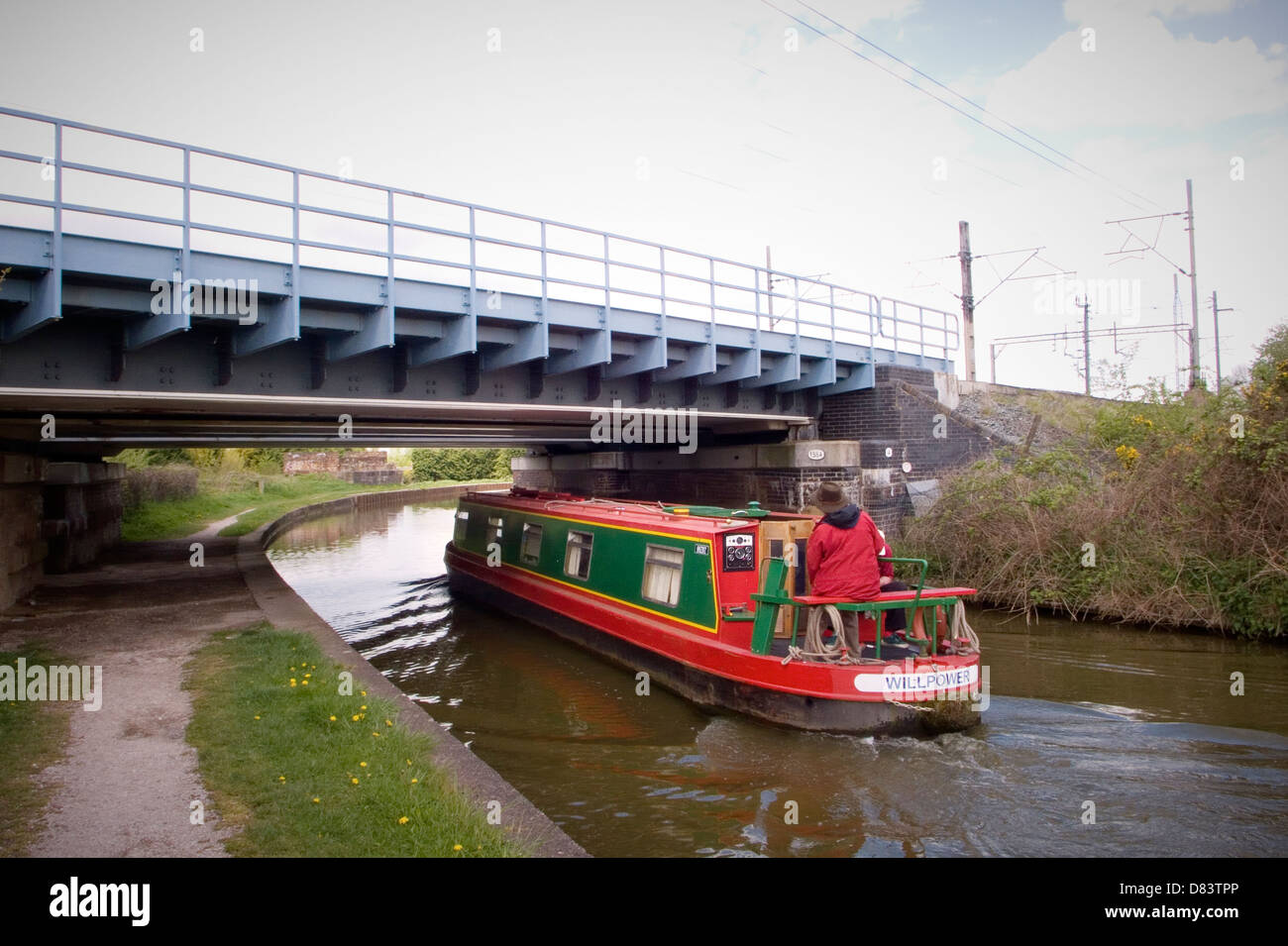 Bateau étroit sous pont de chemin de fer sur la Trent et Mersey canal près de Sandbach Cheshire UK Banque D'Images