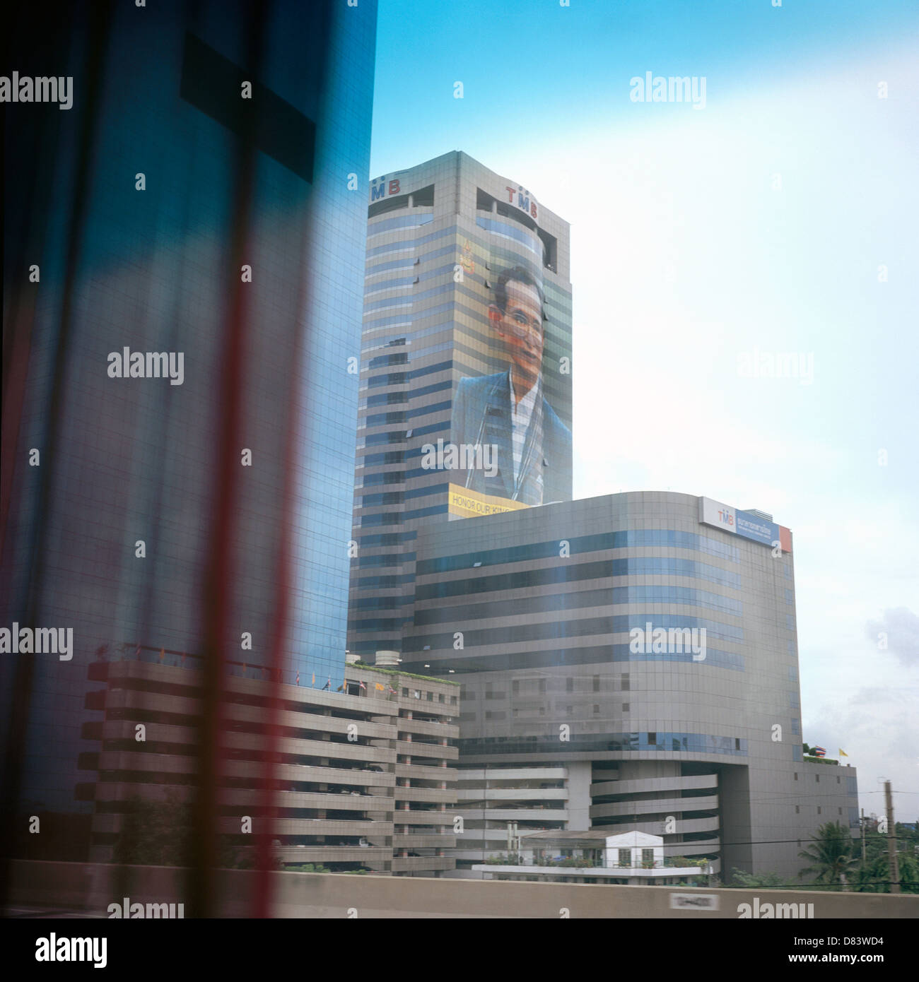 Image de Bhumibol Adulyadej, Roi de Thaïlande. Office building Bangkok, Thaïlande, Banque D'Images
