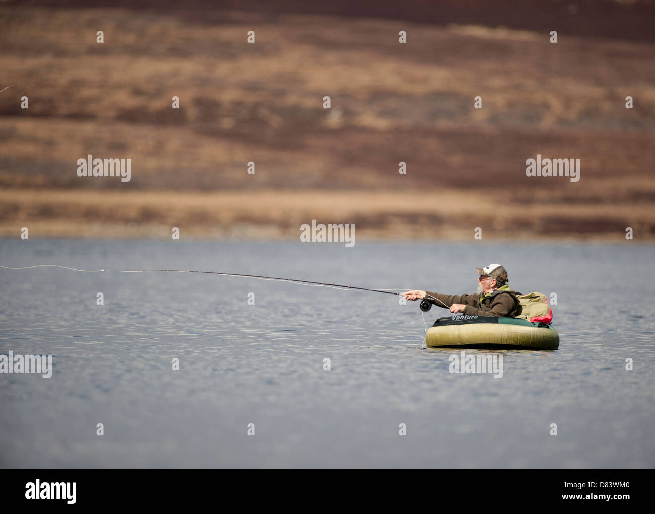 Pêcheur flottant sur un loch écossais à l'aide d'un float tube. 9129 SCO Banque D'Images