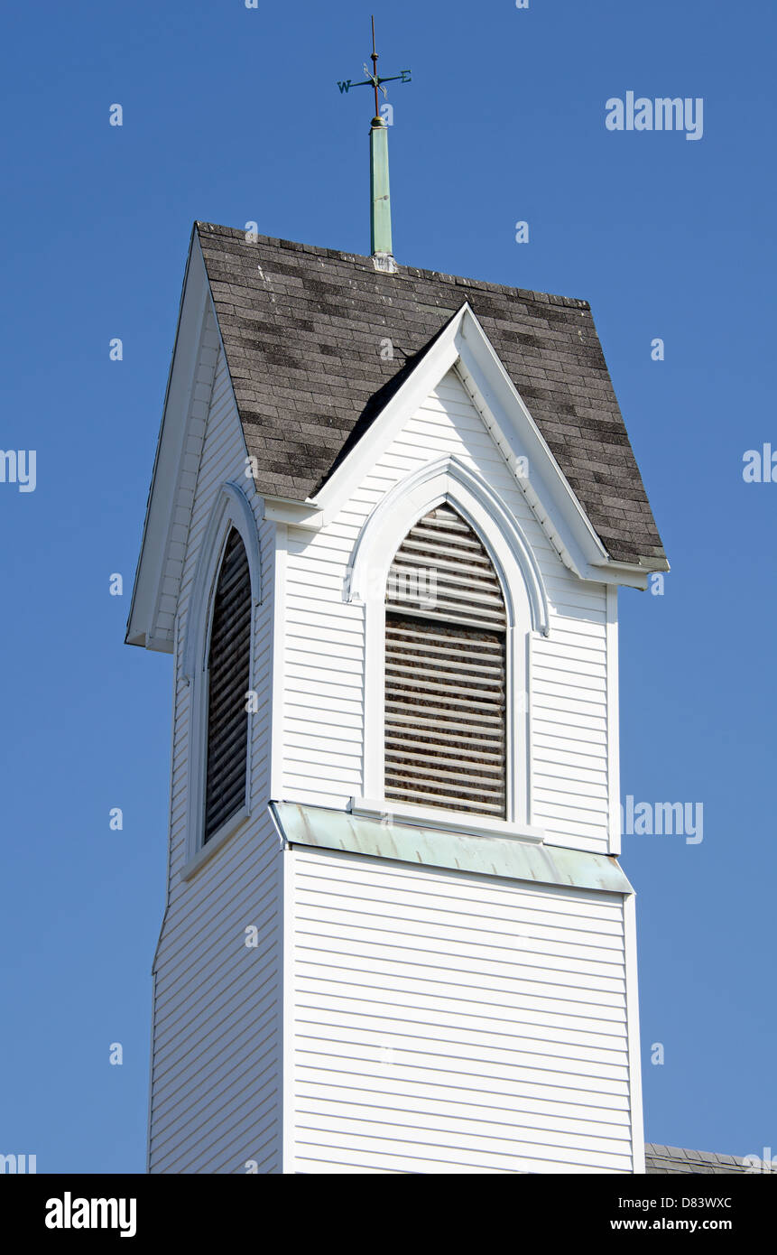 Un livre blanc de l'église de la Nouvelle-Angleterre contre un ciel bleu profond. Banque D'Images