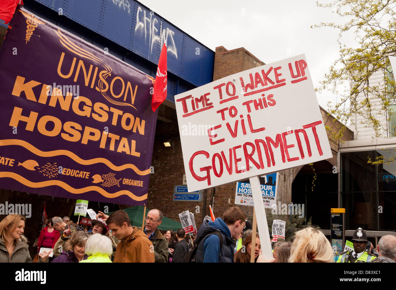 Londres, Royaume-Uni. Le 18 mai 2013. Des résidents de London, le personnel médical, les syndicats et les militants de la santé protester contre la fermeture de la maternité et accident et unités d'urgence, la perte de lits d'hôpital et de la menace de privatisation dans les hôpitaux de Londres. Credit : Patricia Phillips / Alamy Live News Banque D'Images