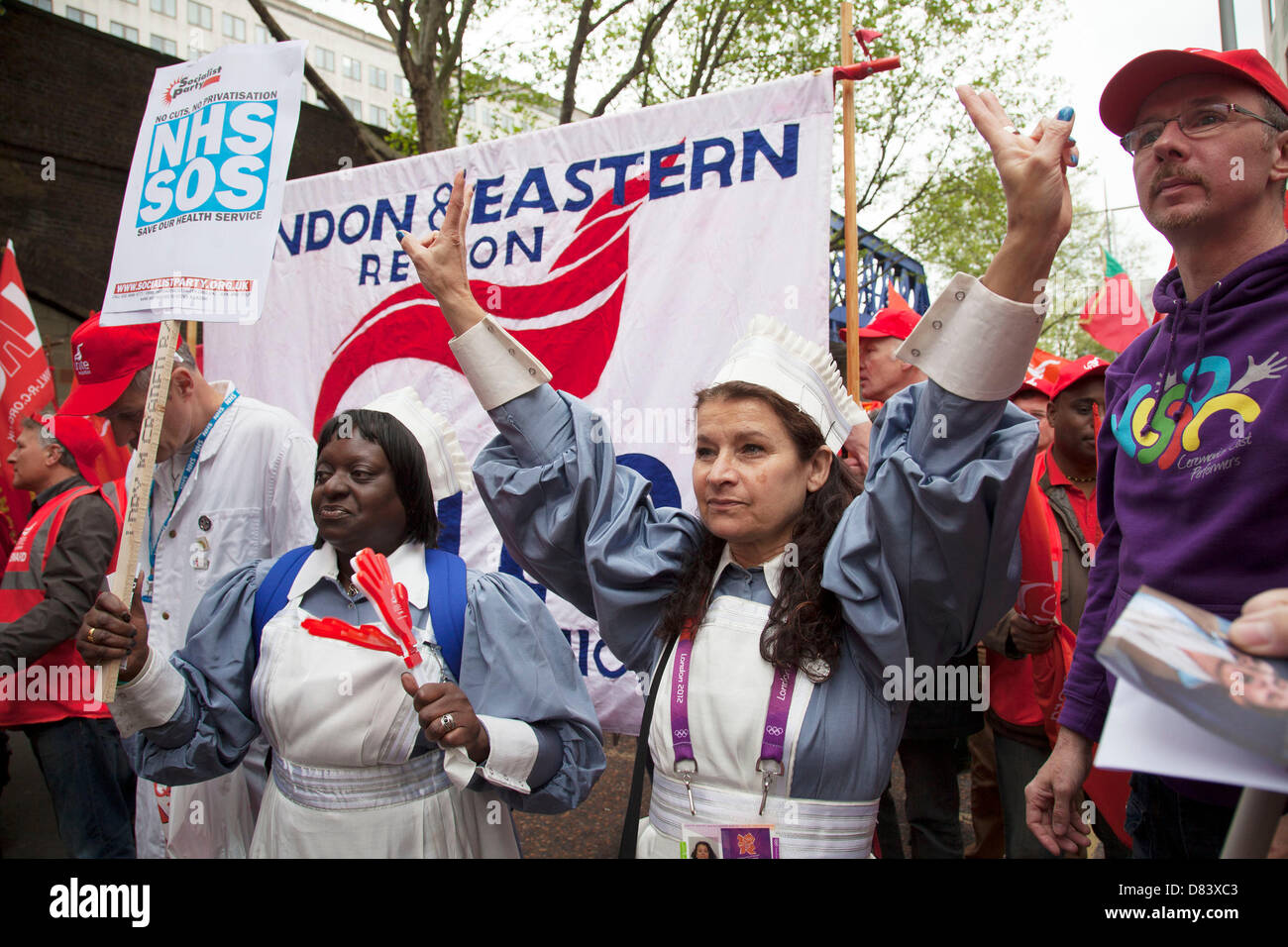 Mars manifestants dans une manifestation contre la réforme du NHS et a proposé la réduction du financement pour les services dans le Service national de santé Banque D'Images