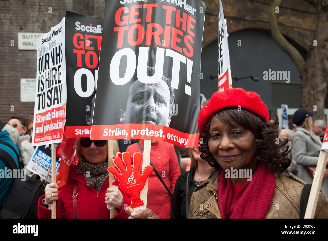 Mars manifestants dans une manifestation contre la réforme du NHS et a proposé la réduction du financement pour les services dans le Service national de santé Banque D'Images