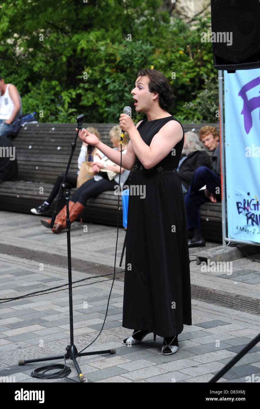 Brighton UK 18 mai 2013 - le chanteur d'effectuer à la périphérie de l'événement Ville qui fait partie de Brighton Festival 2013 Banque D'Images