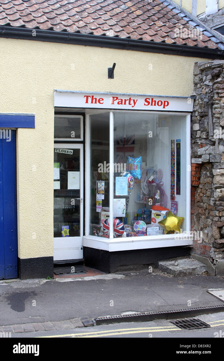 La partie Shop dans la région de Somerset, à Axbridge un très petit magasin et l'entreprise privée sur la rue principale, Mai 2013 Banque D'Images