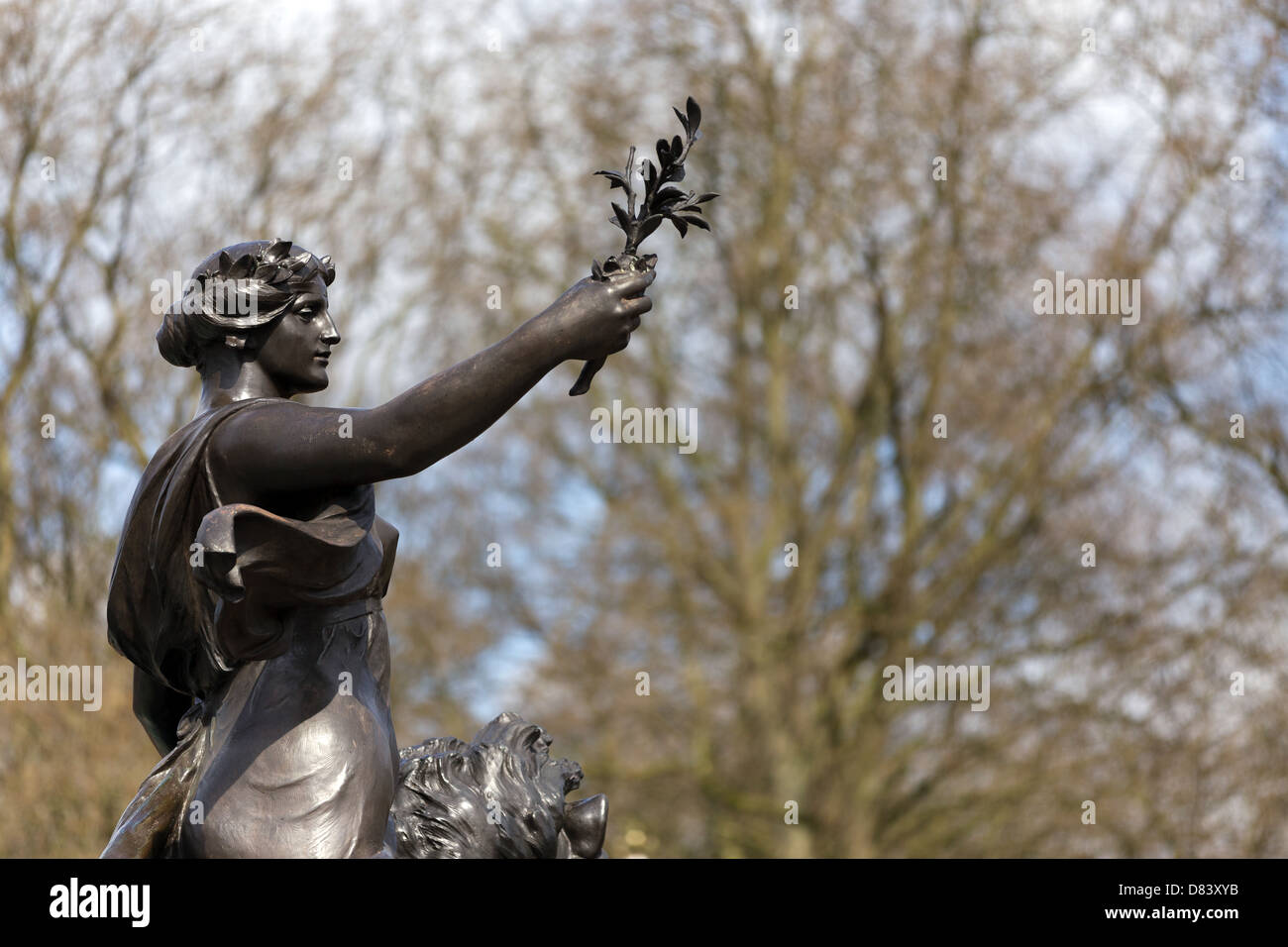 La statue en bronze de la paix au Victoria Memorial de Londres, créé par Sir Thomas Brock. Le palais de Buckingham, Royaume-Uni Banque D'Images