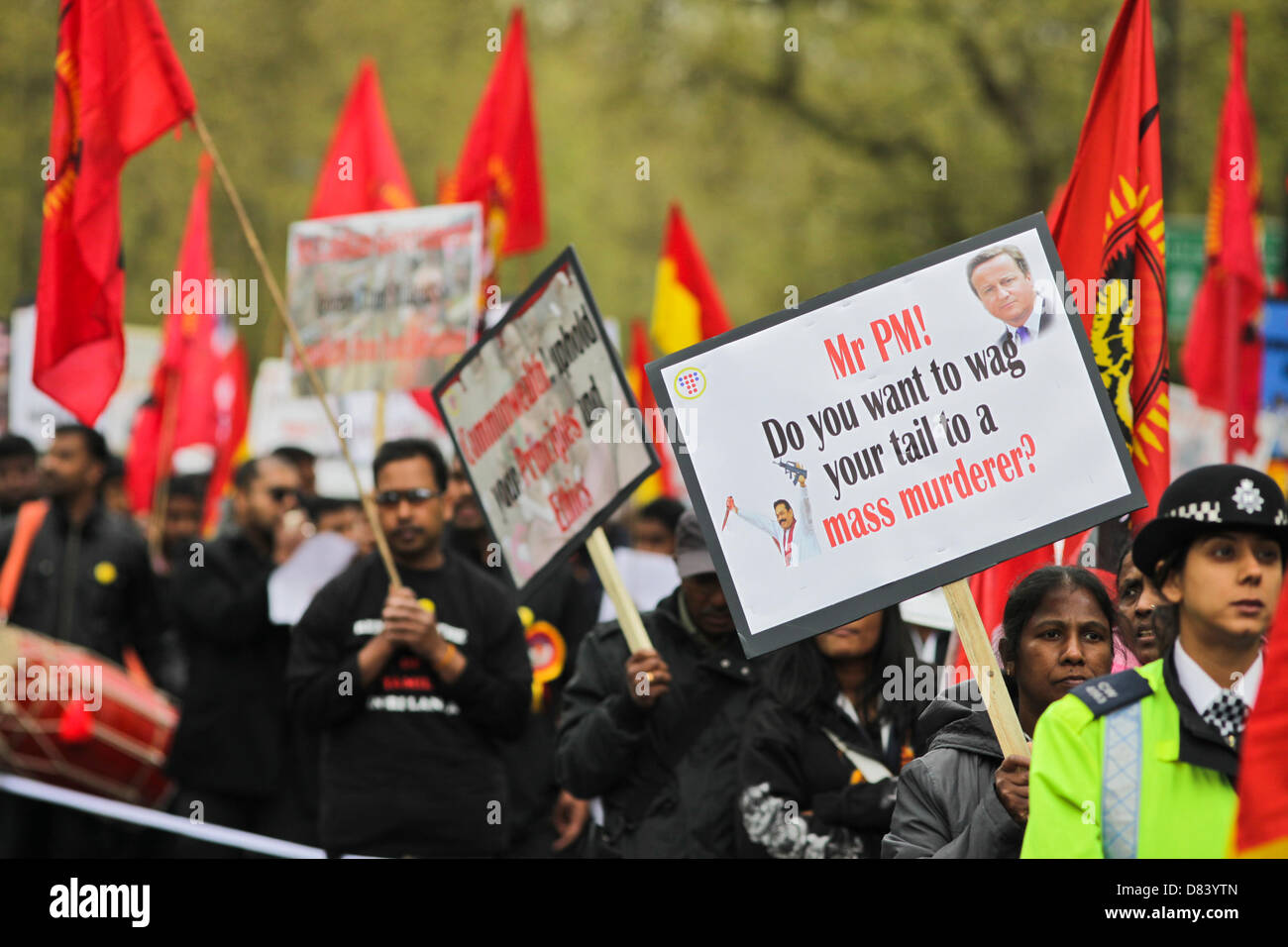 Londres, Royaume-Uni. Le 18 mai 2013. . Des milliers de Tamouls mars à Londres pour commémorer ceux qui ont été tués pendant la phase finale de la guerre civile du Sri Lanka et d'appeler le premier ministre, David Cameron, de boycotter la réunion des chefs de gouvernement du Commonwealth, qui se tiendra à Colombo en novembre 2013. Crédit : Rob Pinney / Alamy Live News Banque D'Images