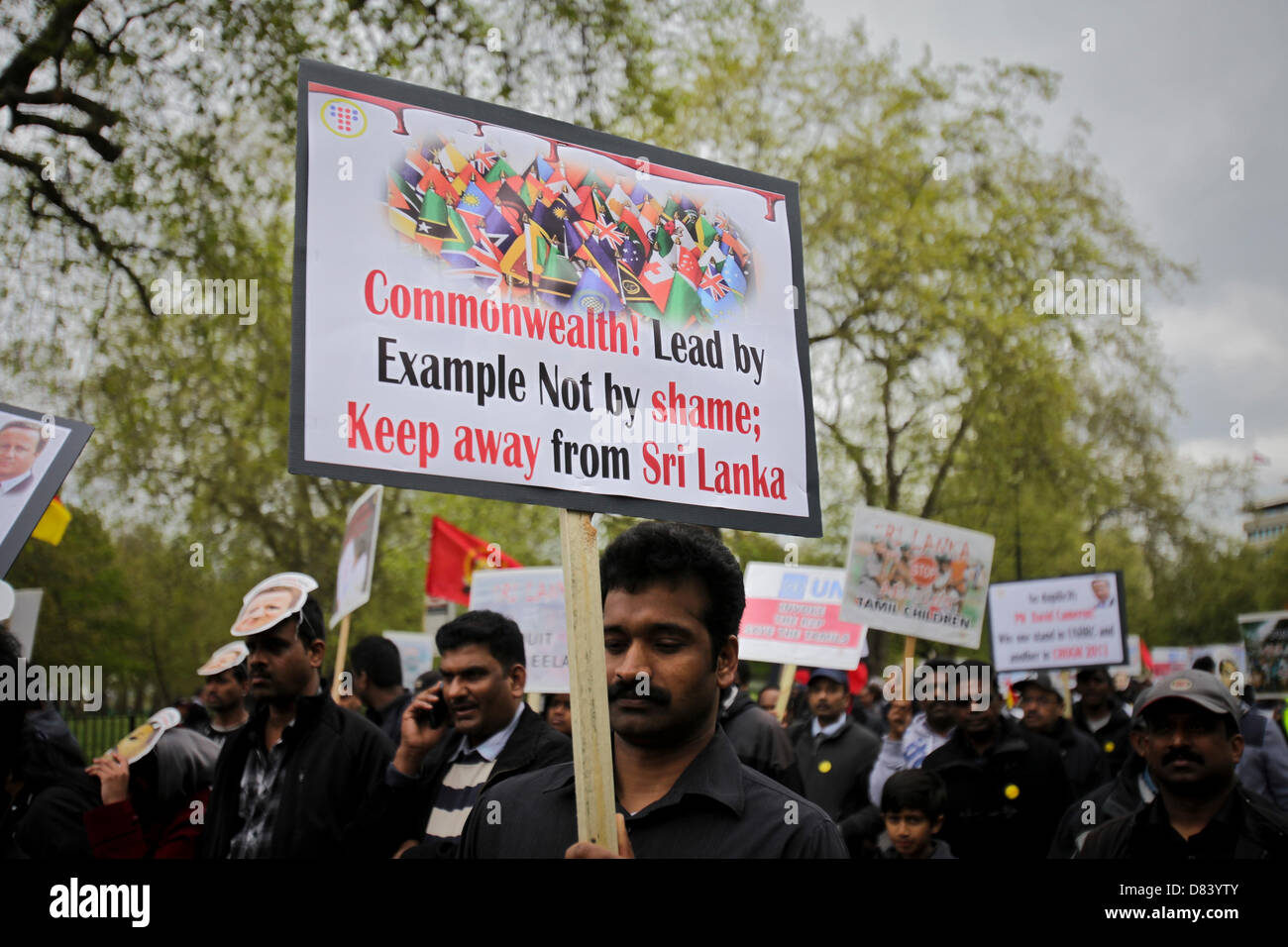 Londres, Royaume-Uni. Le 18 mai 2013. . Des milliers de Tamouls mars à Londres pour commémorer ceux qui ont été tués pendant la phase finale de la guerre civile du Sri Lanka et d'appeler le premier ministre, David Cameron, de boycotter la réunion des chefs de gouvernement du Commonwealth, qui se tiendra à Colombo en novembre 2013. Crédit : Rob Pinney / Alamy Live News Banque D'Images