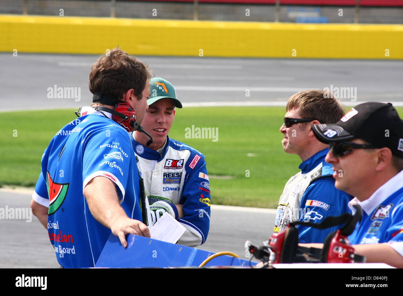 Charlotte Motor Speedway, North Carolina, USA. 17 mai 2013. Scott Riggs parle avec Ross Chastain et les membres de l'équipe de pit road pendant les qualifications pour le NC 200 Loterie Éducation à Charlotte Motor Speedway le 17 mai 2013. ( Christopher Kimball ). Crédit : Christopher Kimball / Alamy Live News Banque D'Images