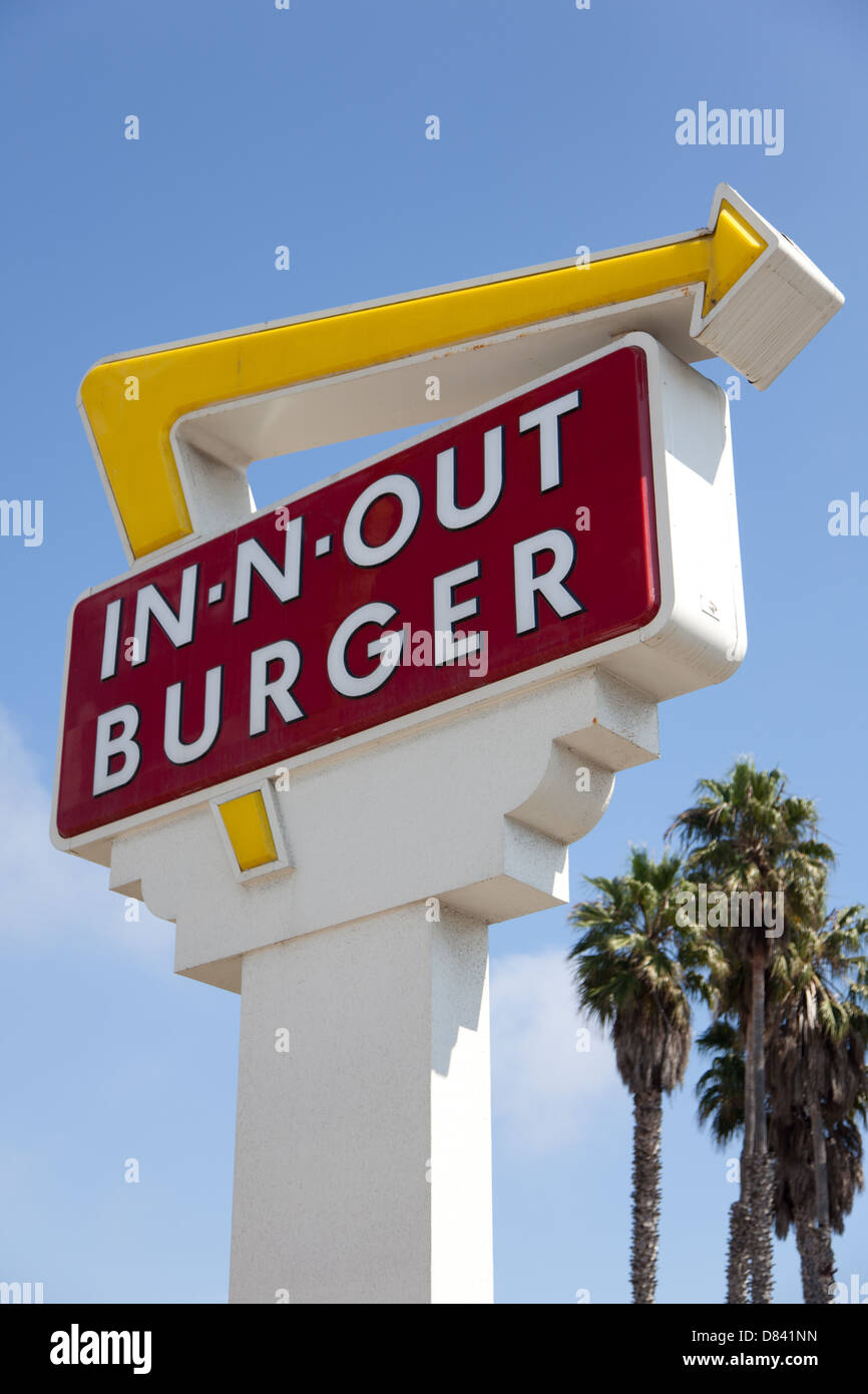 L'In-n-out burger signe avec un fond bleu ciel Banque D'Images