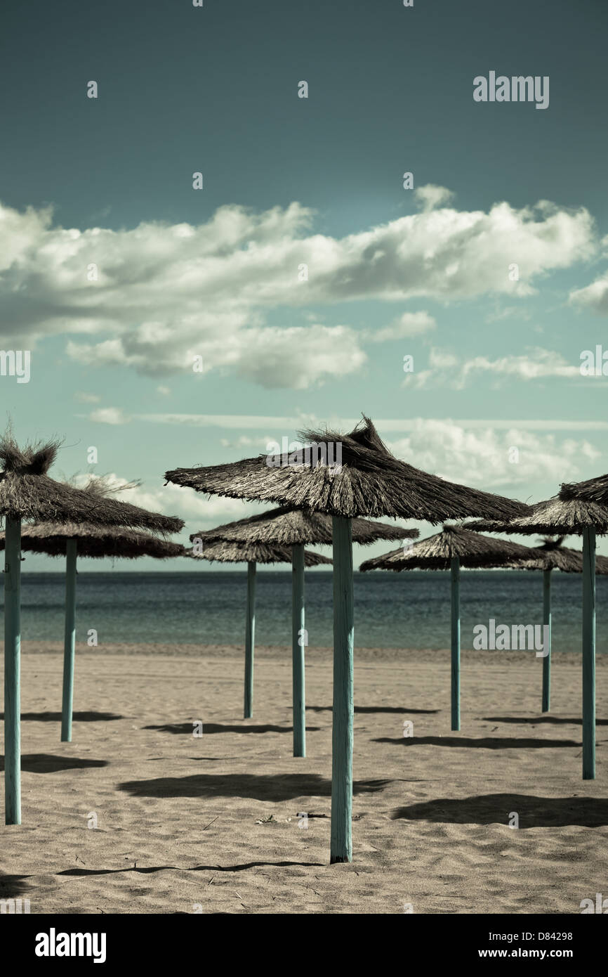 Lignes de parasols sur la plage de sable d'espagnol. Shot verticale Photo  Stock - Alamy
