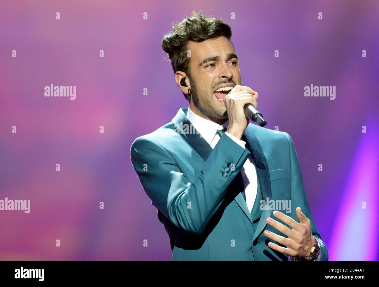 Singer Marco Mengoni représentant l'Italie d'effectuer au cours de la Grande Finale du Concours Eurovision de la chanson en 2013 à Malmö (Suède), 18 mai 2013. L'événement annuel est suivi par des millions de téléspectateurs qui prennent part au vote. Photo : Joerg Carstensen/dpa  + + +(c) afp - Bildfunk + + + Banque D'Images