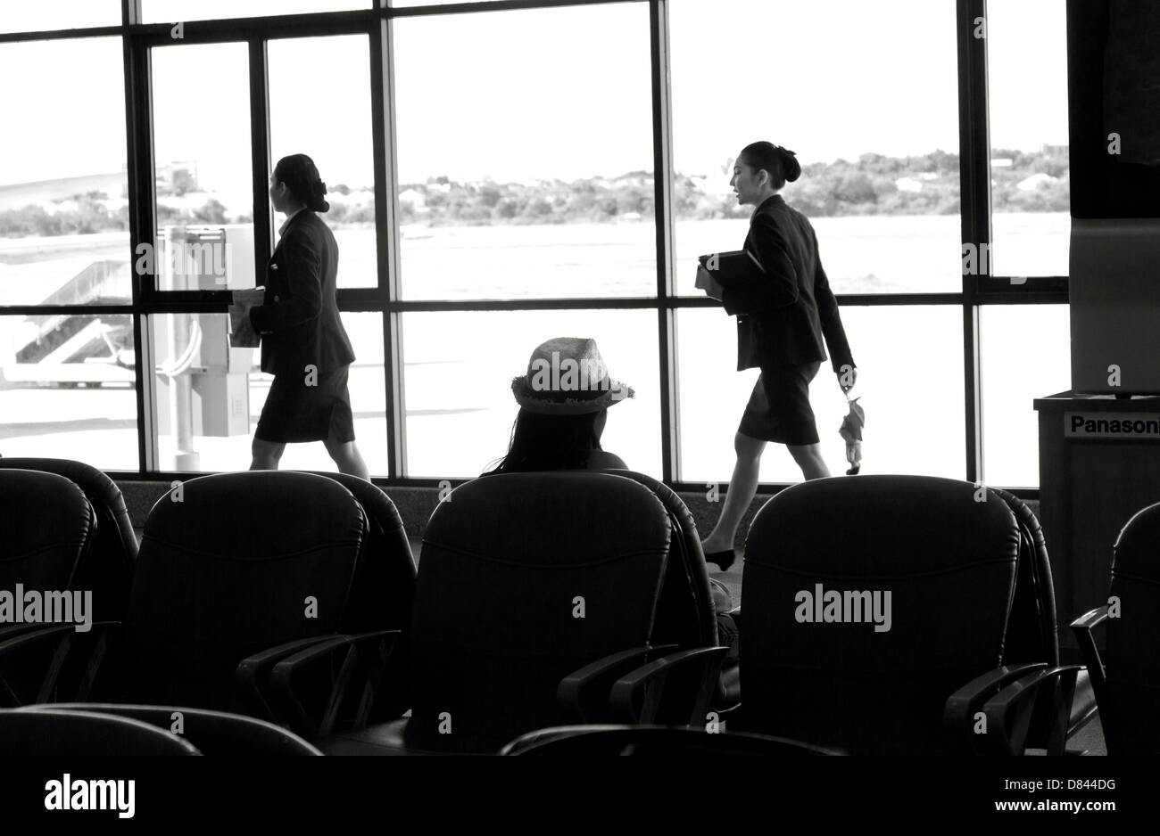 UDON THANI, Thaïlande 19 juillet 2012 : deux représentants de la compagnie aérienne à pied par l'attente des passagers pour le vol à l'aéroport de Udon Thani. Banque D'Images