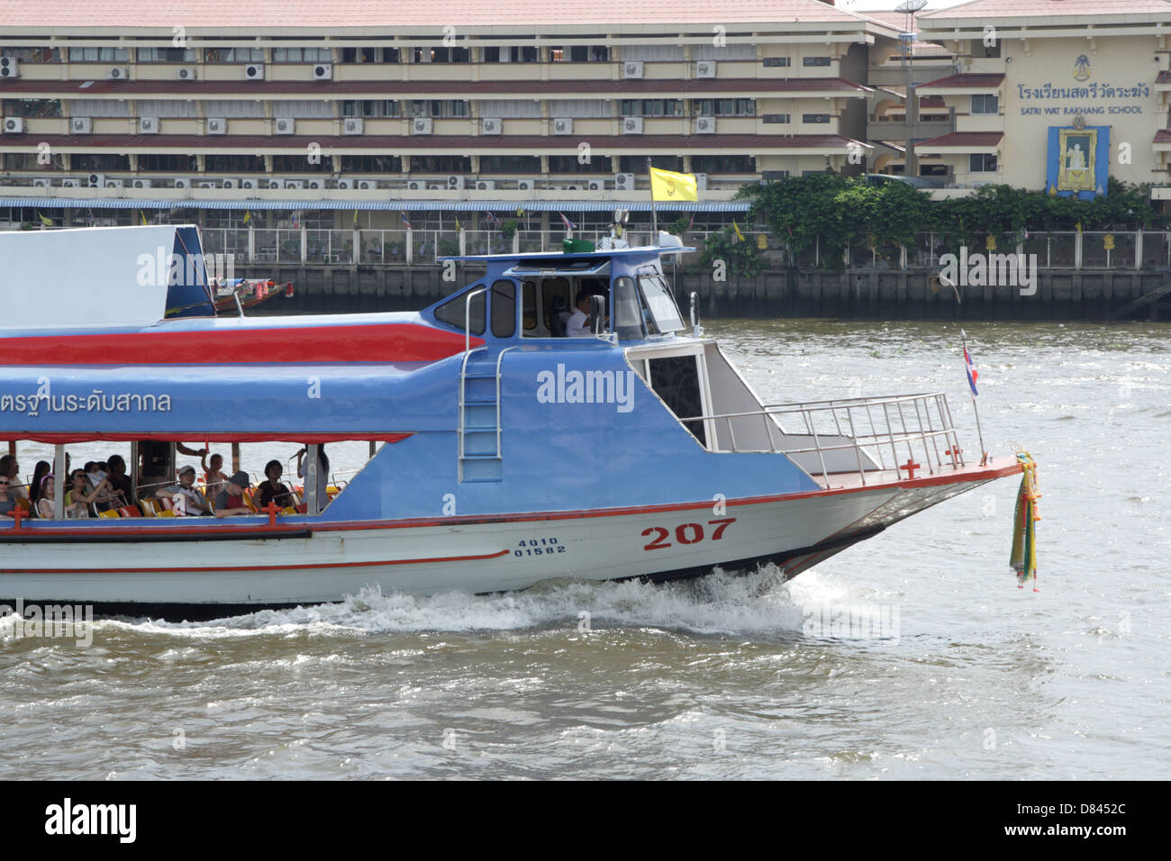 Chao Phraya Express Boat service de transport le long de la rivière Chao Phraya à Bangkok , Thaïlande Banque D'Images