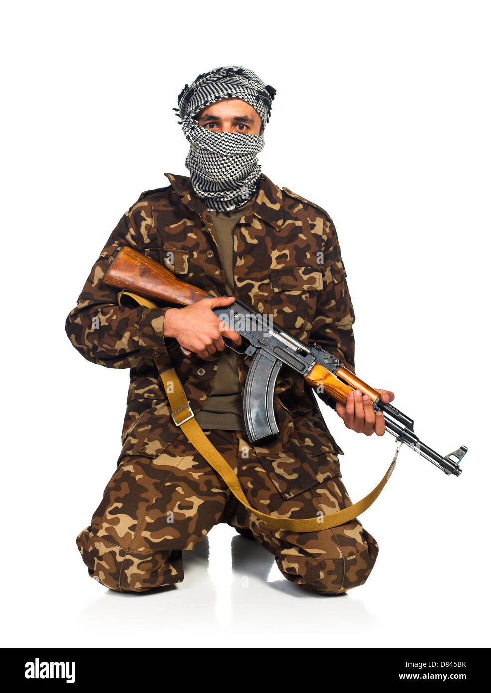 La nationalité arabe terroriste en camouflage et keffieh avec pistolet automatique sur fond blanc avec la réflexion Banque D'Images