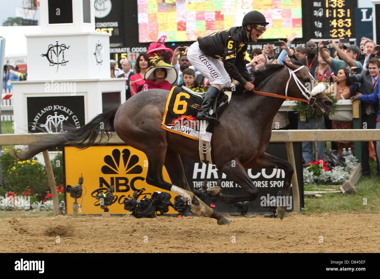 Baltimore, Maryland, USA. 18 mai, 2013. Avec Oxbow Gary Stevens gagner la 138e exécution de la catégorie I de Preakness 3 ans, dépassant de 1 3/16 mile, à Pimlico Race Course. Formateur D. Wayne Lukas. Calumet propriétaires de fermes (crédit Image : © Sue Kawczynski/Eclipse/ZUMAPRESS.com) Banque D'Images