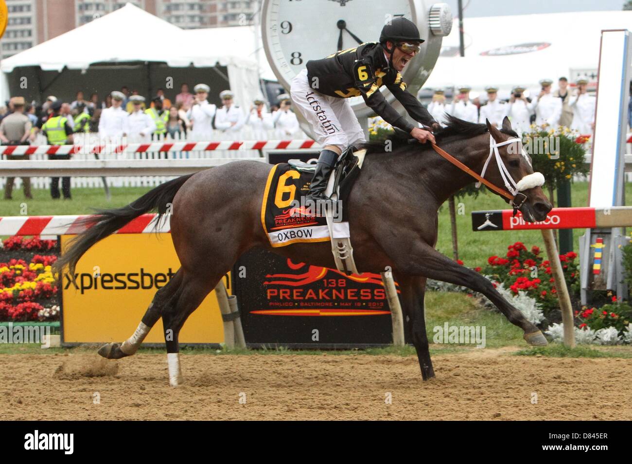 Baltimore, Maryland, USA. 18 mai, 2013. Avec Oxbow Gary Stevens gagner la 138e exécution de la catégorie I de Preakness 3 ans, dépassant de 1 3/16 mile, à Pimlico Race Course. Formateur D. Wayne Lukas. Calumet propriétaires de fermes (crédit Image : © Sue Kawczynski/Eclipse/ZUMAPRESS.com) Banque D'Images