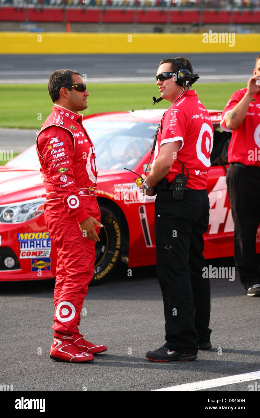 Charlotte, USA. 17 mai, 2013. Juan Montoya parle avec des membres de l'équipe du pit road pendant les qualifications pour l'épreuve de sprint à Charlotte Motor Speedway le 17 mai 2013. Crédit : Christopher Kimball/Alamy Live News Banque D'Images