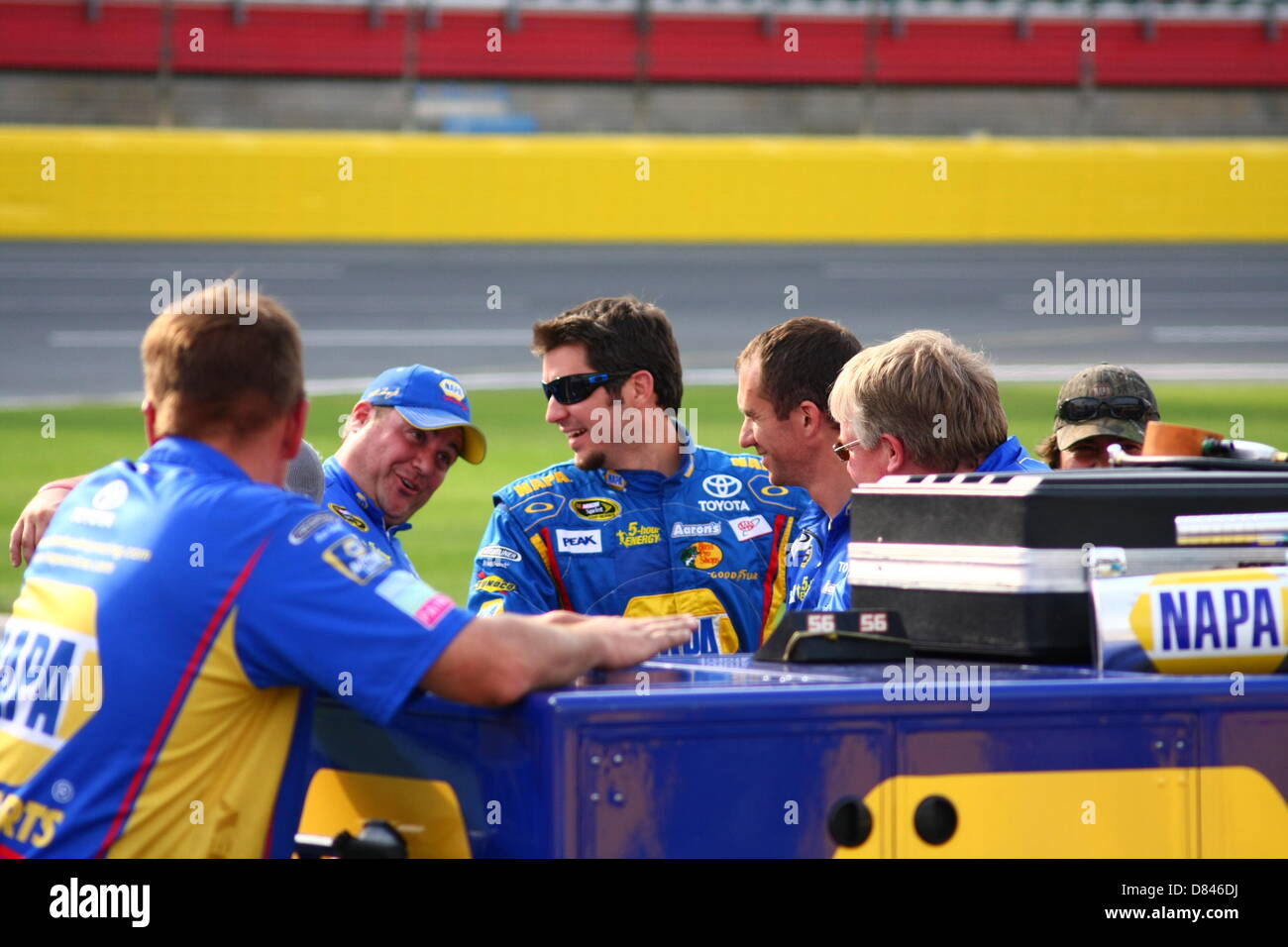 Charlotte, USA. 17 mai, 2013. Martin Truex Jr. des blagues avec son équipage le pit road pendant les qualifications pour l'épreuve de sprint à Charlotte Motor Speedway le 17 mai 2013. Crédit : Christopher Kimball/Alamy Live News Banque D'Images