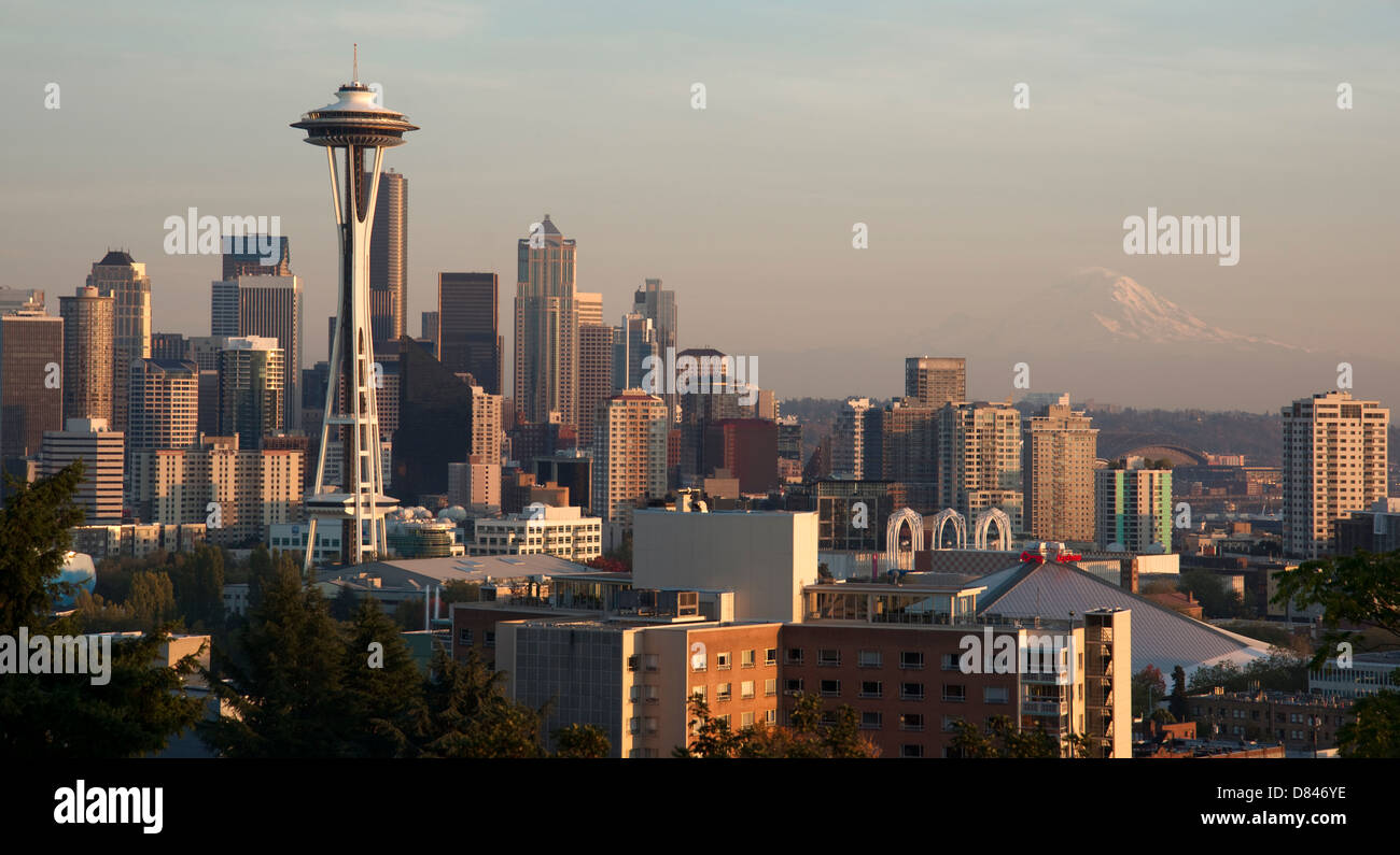 La Space Needle de Seattle est un réchauffé par le soleil couchant avec Mt. Rainier loin dans la distance Banque D'Images