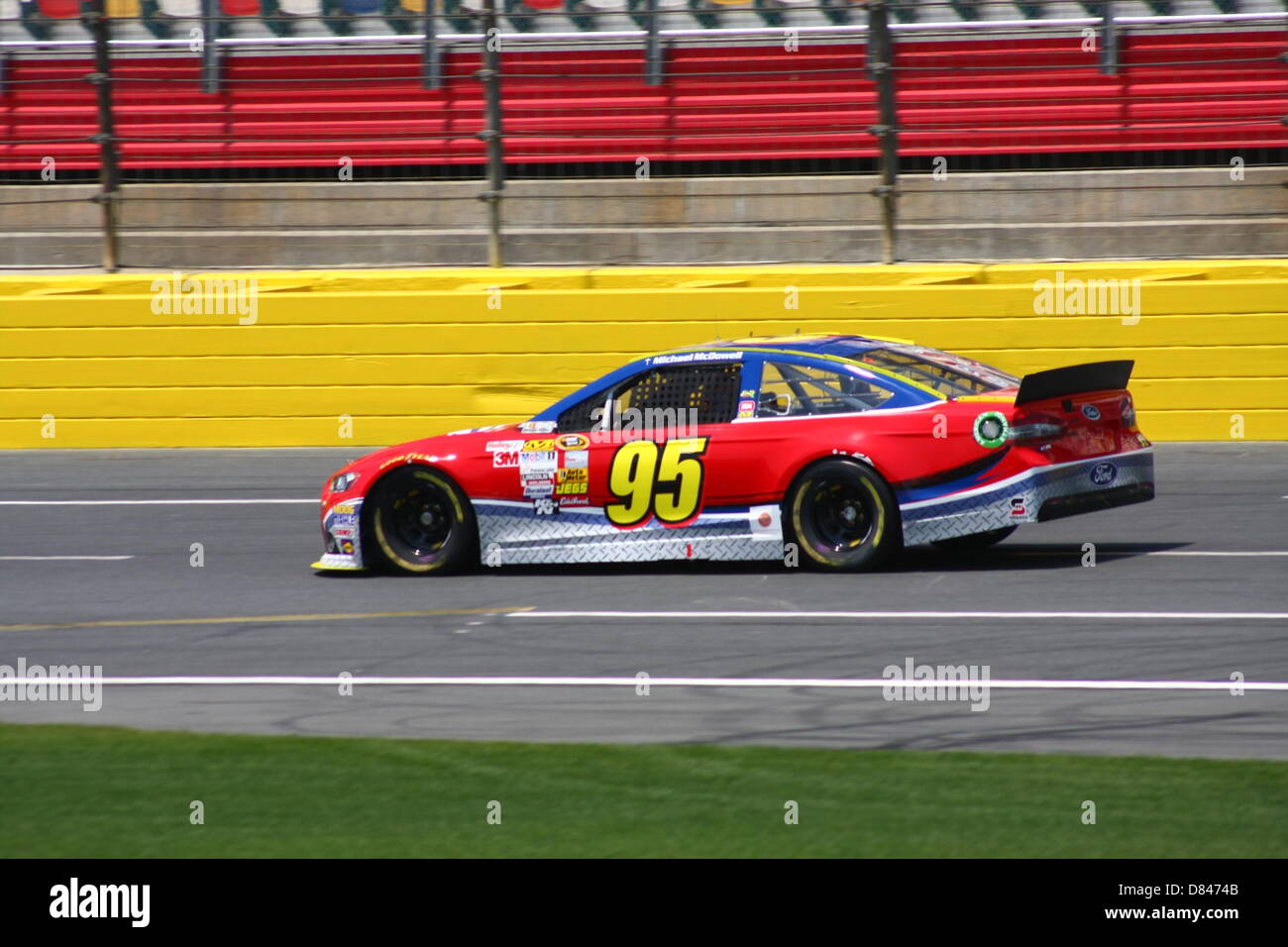 Charlotte, USA. 17 mai, 2013. Michael McDowell passe la tribune au cours de la pratique pour le sprint final Showdown at Charlotte Motor Speedway le 17 mai 2013. Photo : Alamy Live News Banque D'Images