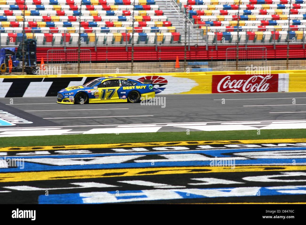 Charlotte, USA. 17 mai, 2013. Ricky Stenhouse Jr. passe la tribune au cours de la pratique pour le sprint final Showdown at Charlotte Motor Speedway le 17 mai 2013. Photo : Alamy Live News Banque D'Images