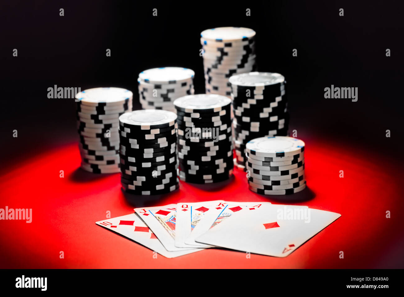 Au poker, la quinte flush royale et des jetons. Banque D'Images