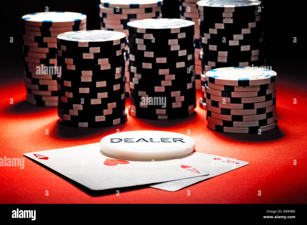 Deux as, le bouton du donneur et jetons de poker. Banque D'Images