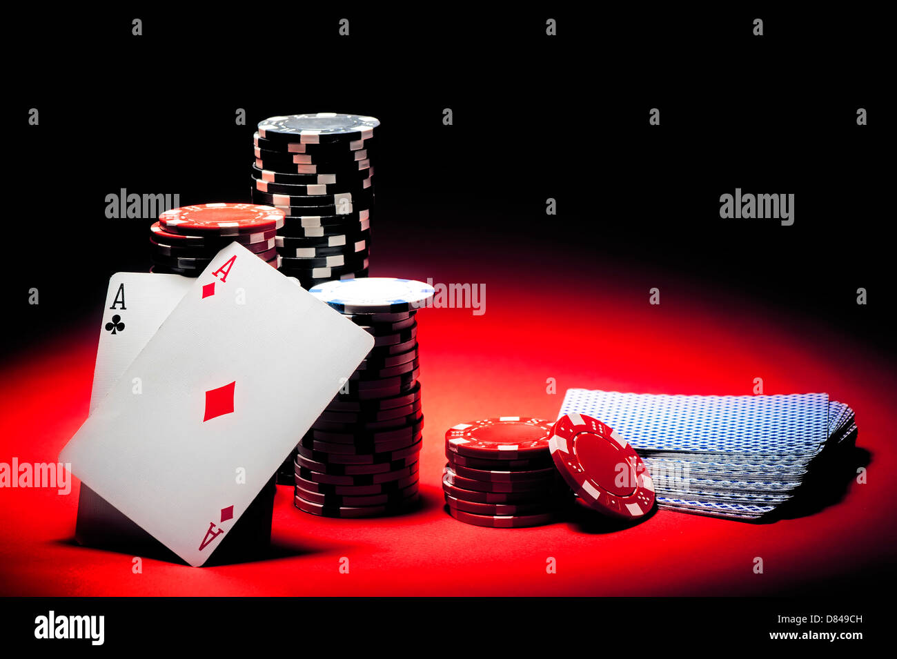 Paire d'as et des jetons de poker Banque D'Images