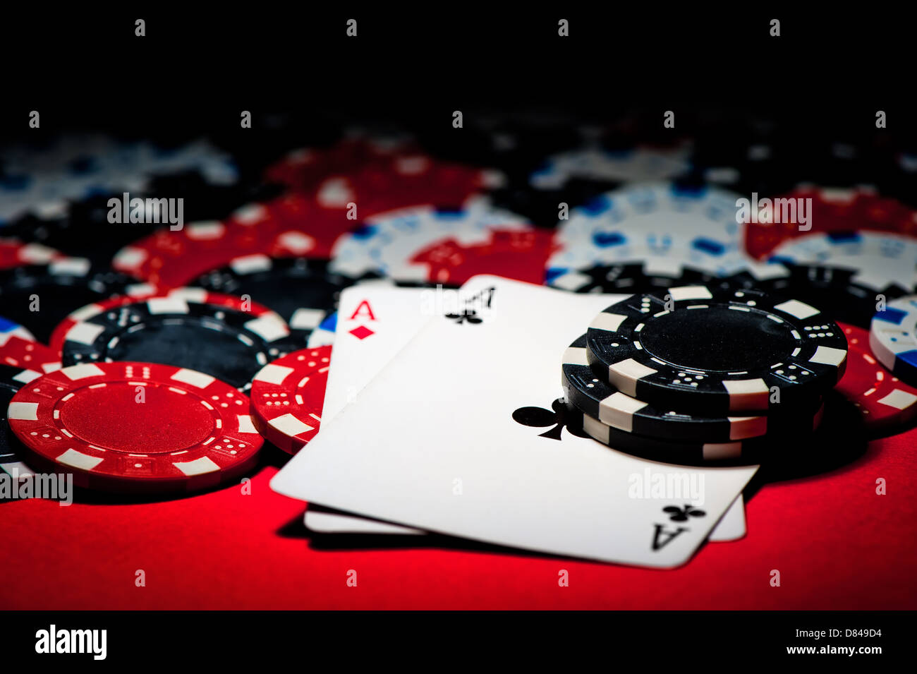 Paire d'as et des jetons de poker Banque D'Images