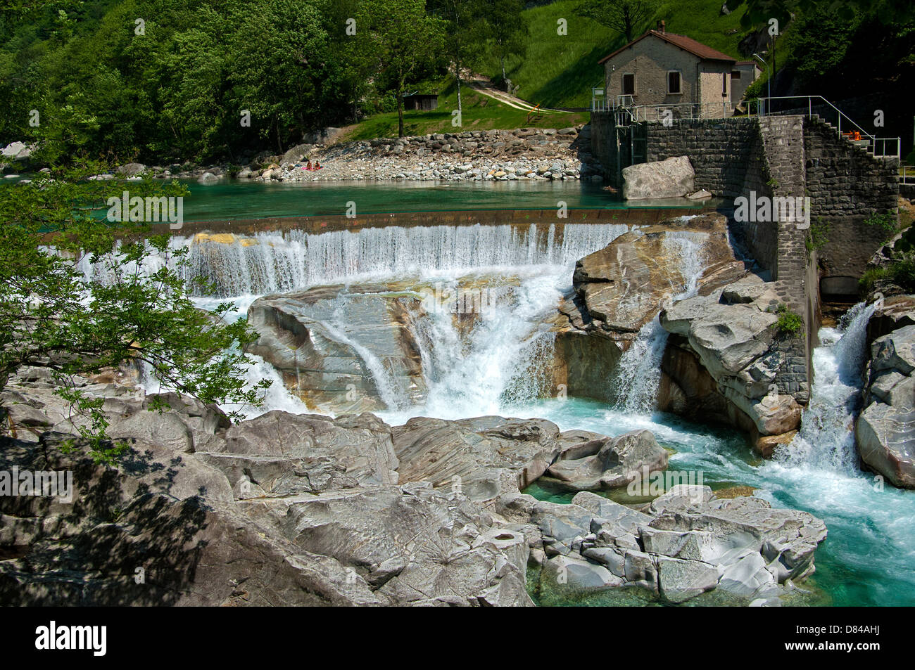 Weir régulation de la circulation dynamique de l'eau dans la vallée de Verzasca, rivière Verzasca, Tessin, Suisse Banque D'Images