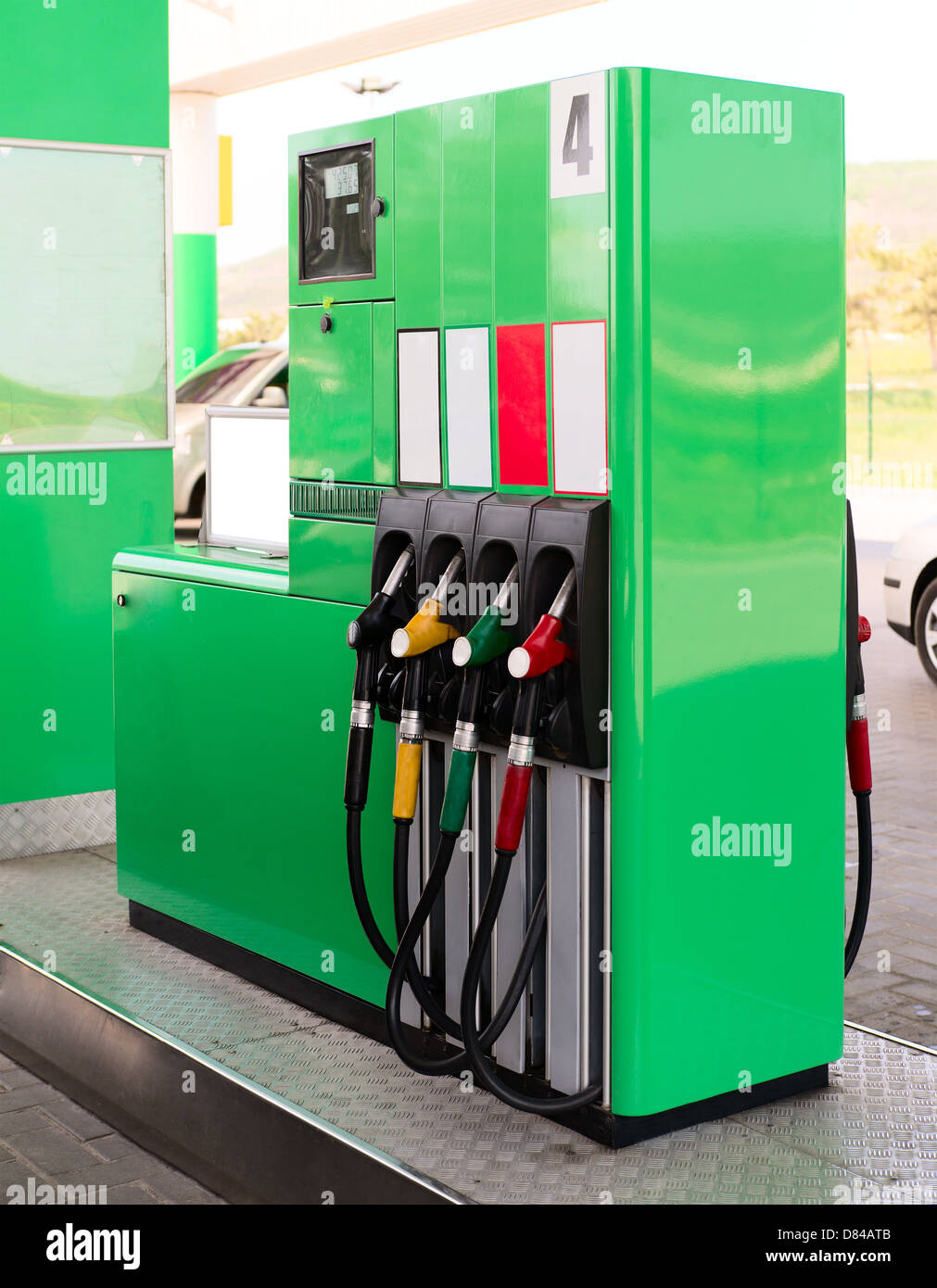 Pompe à essence verte sur une station essence Photo Stock - Alamy