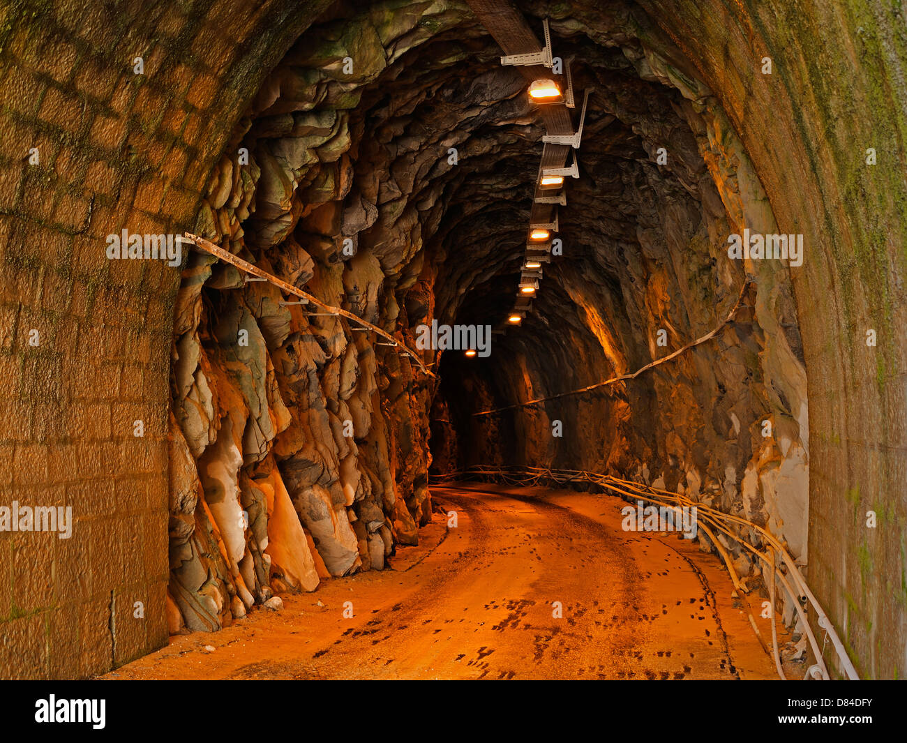 Entrée de tunnel souterrain Banque D'Images