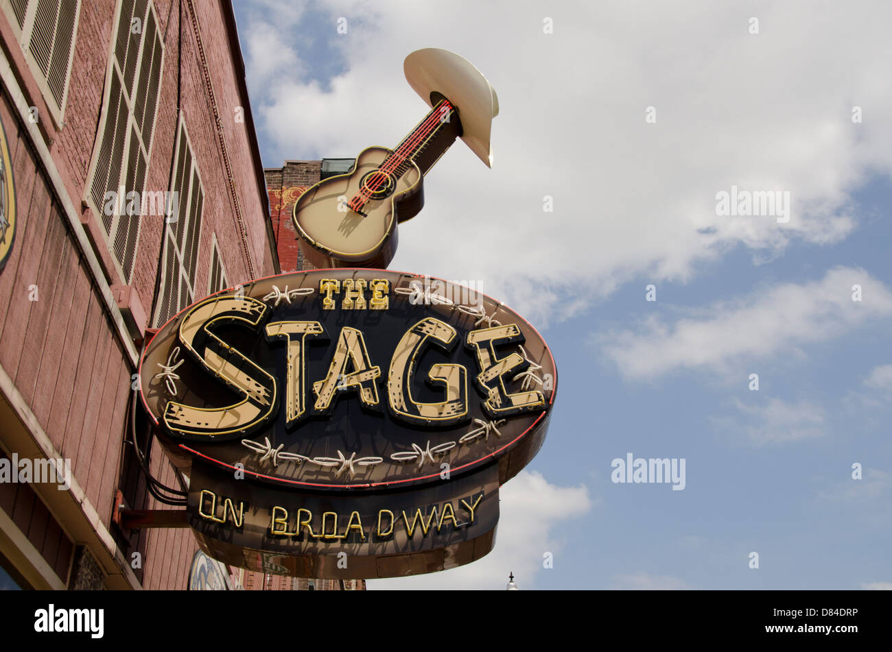 New York, Nashville. Scène de rue typique à Broadway dans le centre de Nashville, à la maison de la musique country. La scène de Broadway signe. Banque D'Images