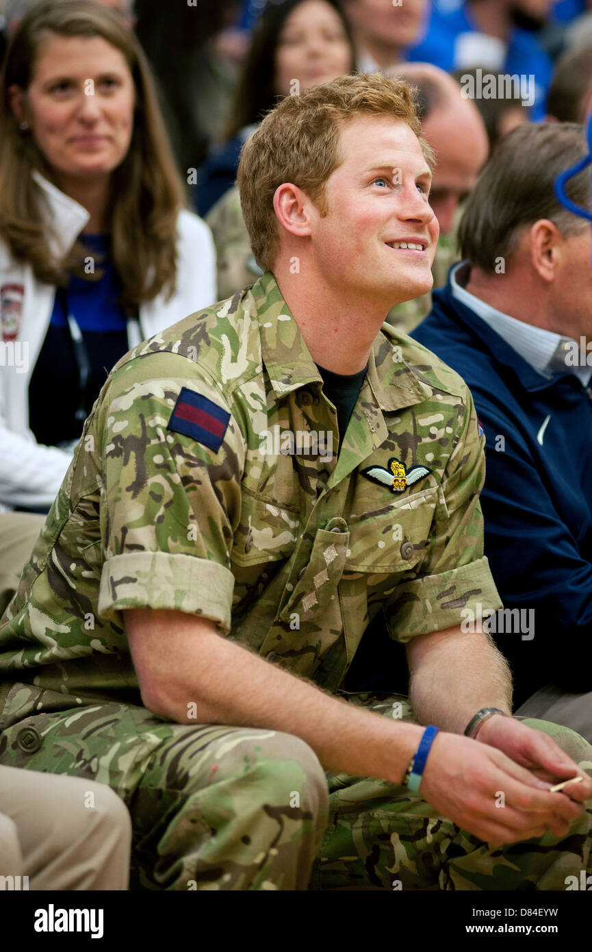 Son Altesse Royale, le prince Harry de galles regarde la silencieuse de Marine Corps effectuer lors de la cérémonie d'ouverture des Jeux de 2013 blessés le 11 mai 2013 à Colorado Springs, CO Banque D'Images