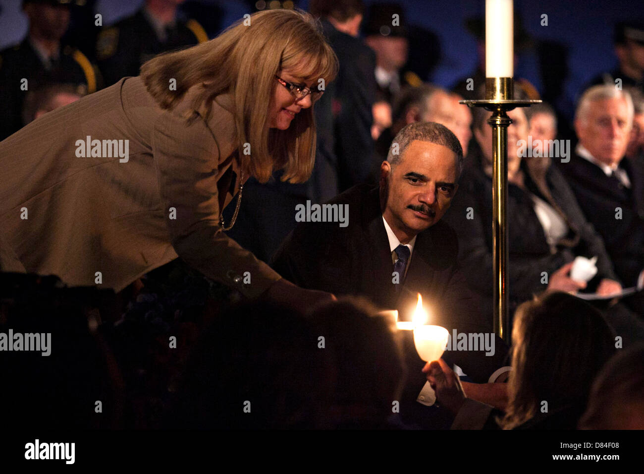 Le procureur général Eric Holder nous allume sa bougie au cours de la National des agents de la veillée aux chandelles Memorial le 13 mai 2013 à Washington, DC. Banque D'Images