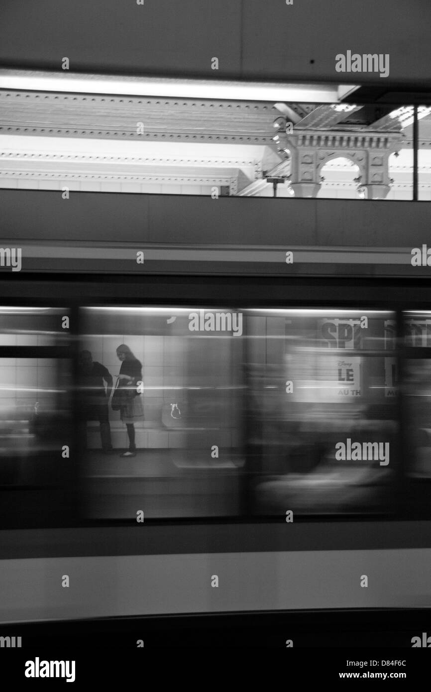 Scène de métro parisien en noir et blanc et d'une exposition longue Banque D'Images