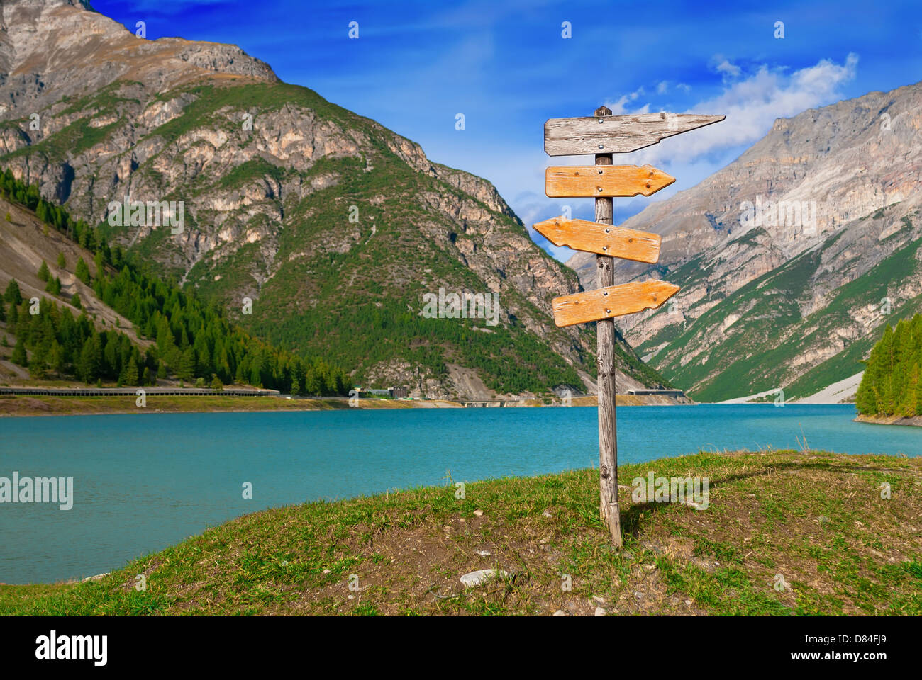 Panneau Direction vide un beau lac et montagnes en arrière-plan Banque D'Images
