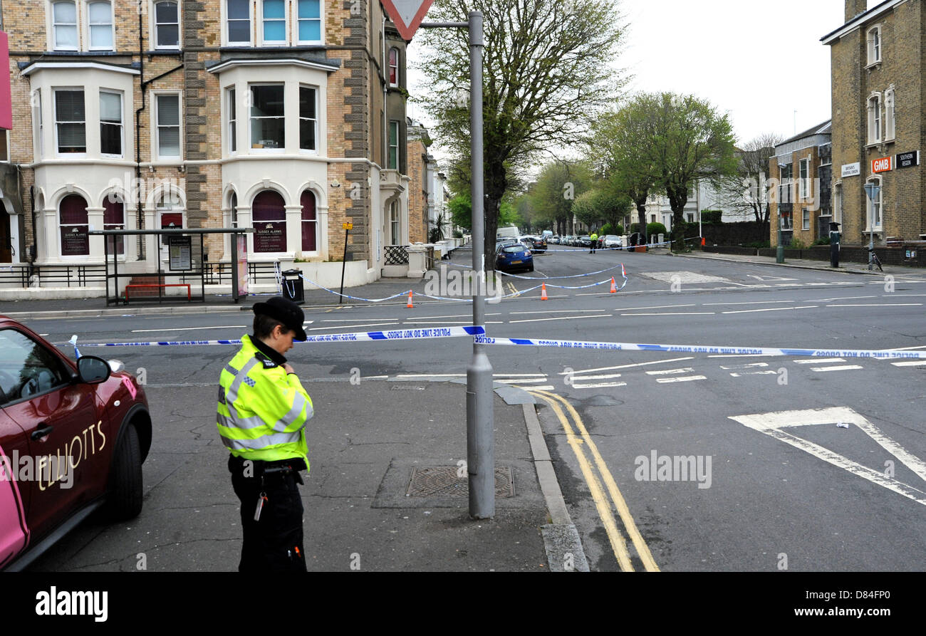 Hove Sussex UK 19 mai 2013 - La police sur les lieux d'un meurtre lorsqu'un homme a été abattu à Hove Banque D'Images