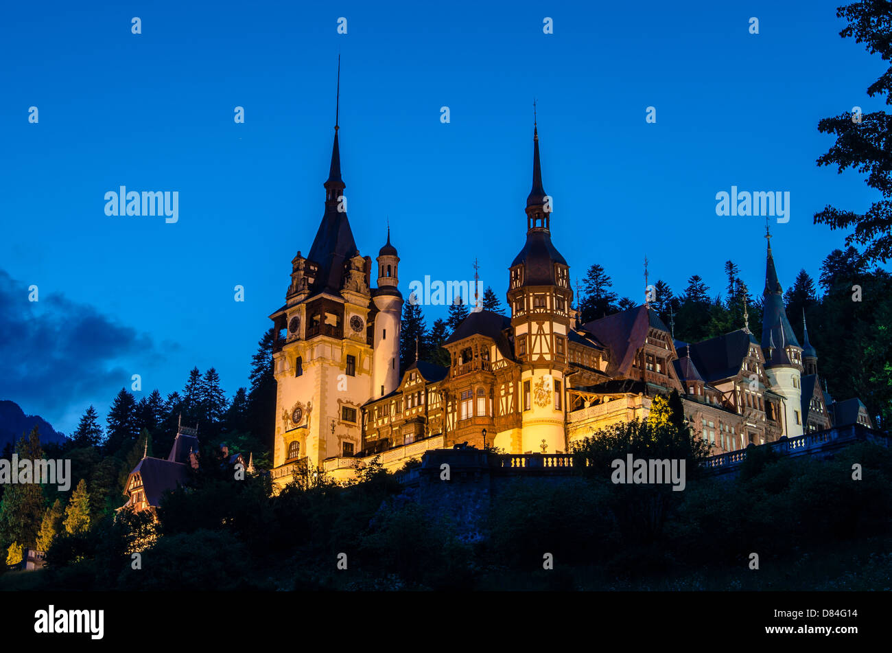 Vue de nuit sur le château de Peles de Sinaia, Prahova Valey Banque D'Images