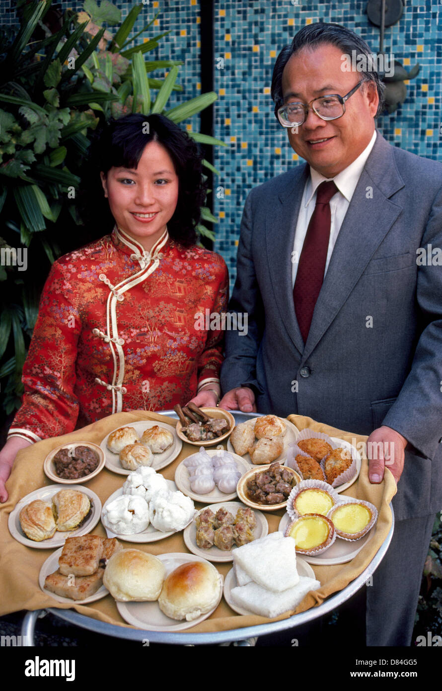 Divers plats chinois de délicieux Dim Sum cantonais sont servis dans un grand bac alimentaire dans un restaurant de Chinatown à Los Angeles, Californie, USA. Banque D'Images