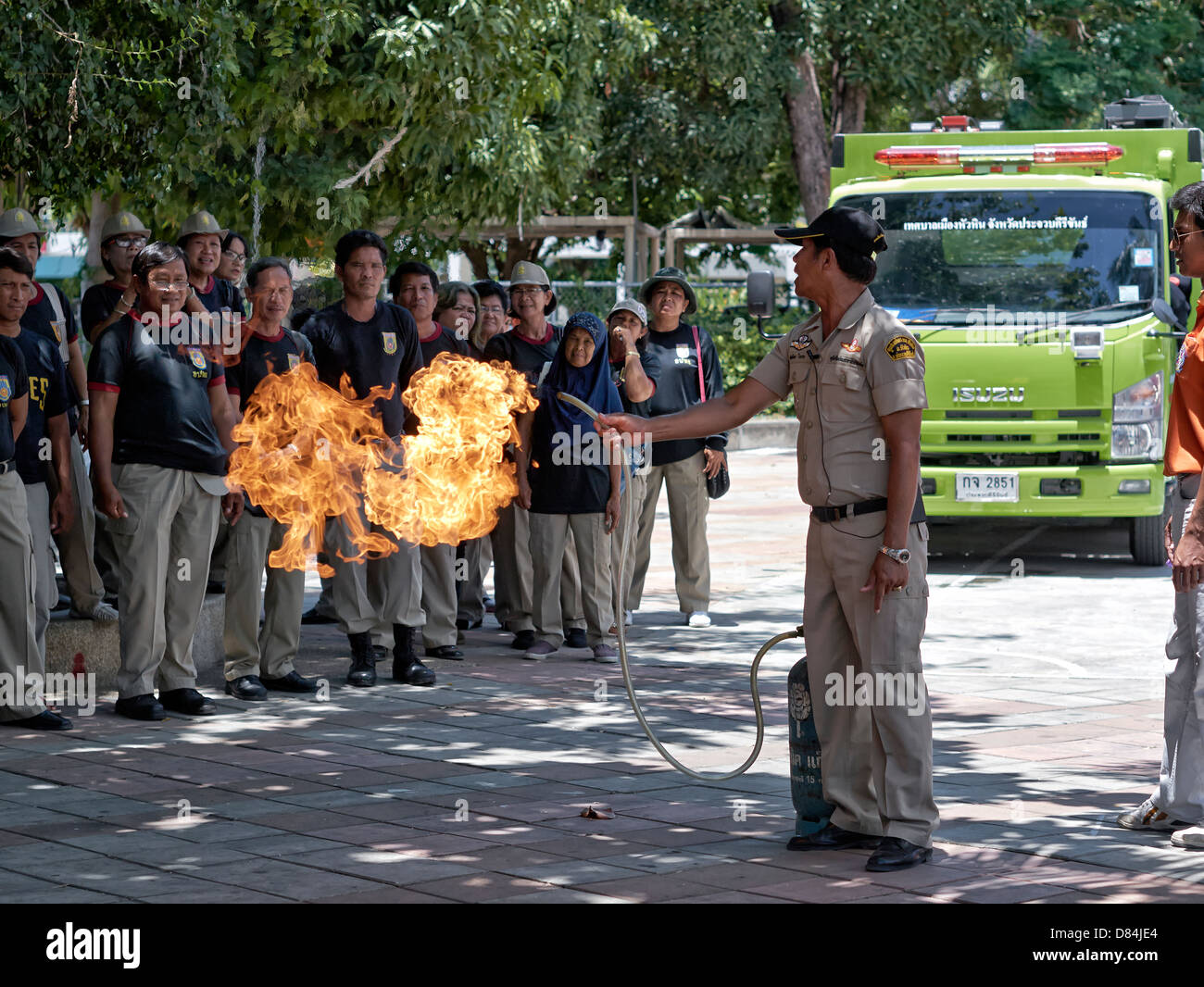 Formation sur la sécurité incendie des appareils domestiques. Un agent d'incendie thaïlandais a démontré le risque potentiel d'incendie d'une bouteille de gaz propane domestique. Banque D'Images