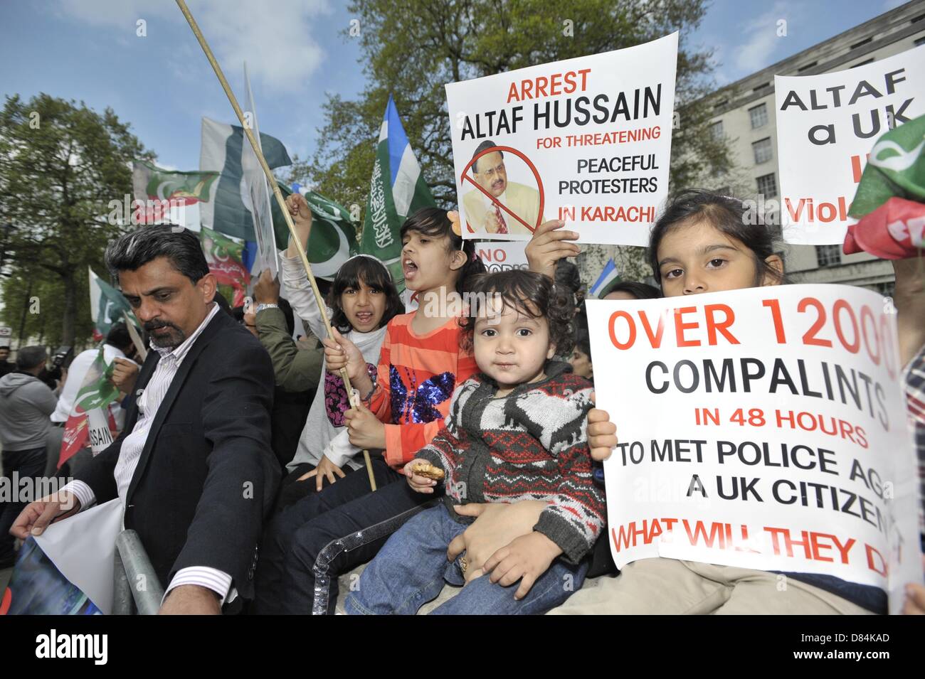 Whitehall, Londres, Royaume-Uni, le 19 mai, 2013. Des sympathisants du parti politique PTI du Pakistan montrent leur inquiétude face à des élections truquées présumés ont eu lieu récemment et le meurtre du politicien, Zara Shahid Hussain, à Karachi. Altaf Hussain, de la décision du parti MQM, est accusé du meurtre par indirectement Imran Khan et son parti PTI. Hussain, qui est un résident britannique vivant dans le nord de Londres, a attiré l'attention de la Police métropolitaine mais à l'heure actuelle, aucune enquête officielle est en cours. Banque D'Images