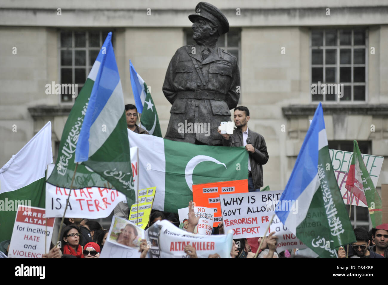 Whitehall, Londres, Royaume-Uni, le 19 mai, 2013. Des sympathisants du parti politique PTI du Pakistan montrent leur inquiétude face à des élections truquées présumés ont eu lieu récemment et le meurtre du politicien, Zara Shahid Hussain, à Karachi. Altaf Hussain, de la décision du parti MQM, est accusé du meurtre par indirectement Imran Khan et son parti PTI. Hussain, qui est un résident britannique vivant dans le nord de Londres, a attiré l'attention de la Police métropolitaine mais à l'heure actuelle, aucune enquête officielle est en cours. Banque D'Images