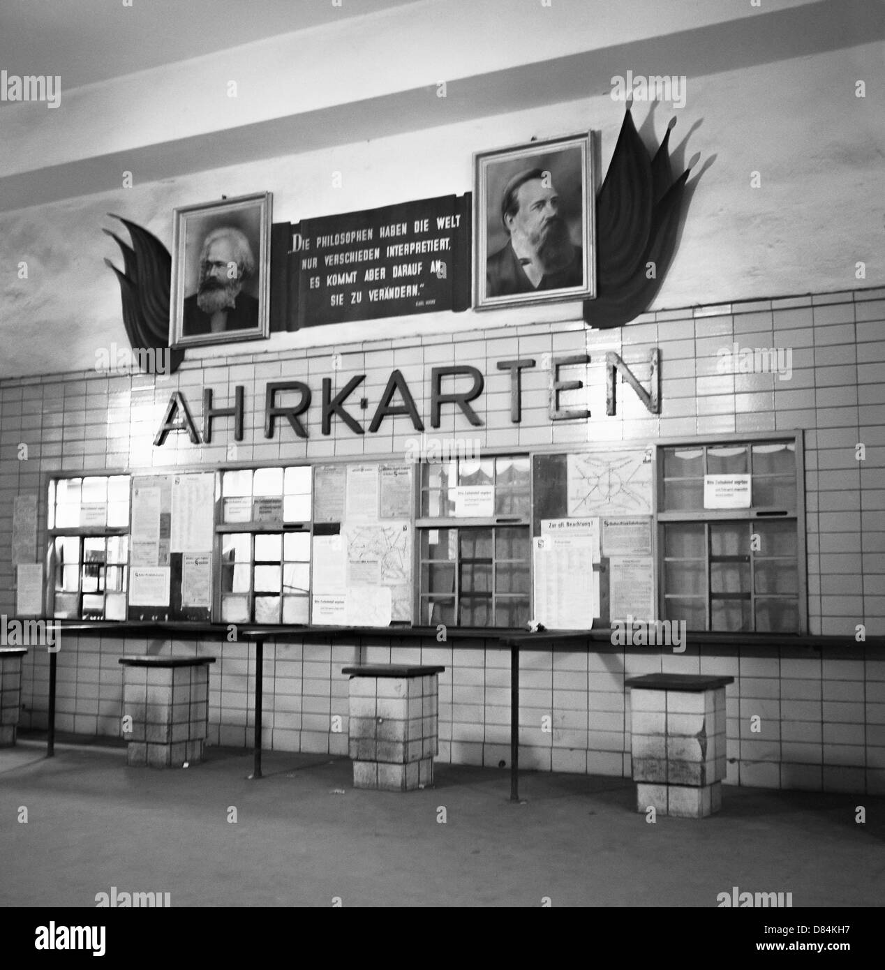 Mars 1959, billet de bureau dans une ancienne gare de S-Bahn, Berlin est, Allemagne Europe Banque D'Images