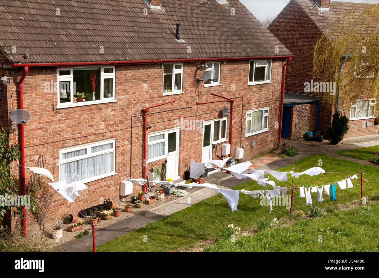 Lave-séchage sur un lave-ligne dans le jardin arrière de maisons semi-détachée, York, Yorkshire UK Banque D'Images